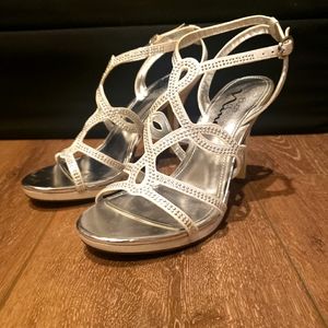 Touch of Nina Silver Dress Shoes size 7